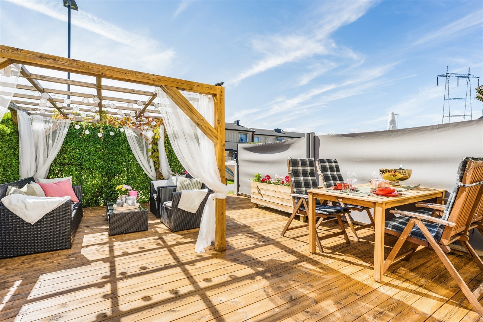 Fra stuen er det utgang til den romslige, usjenerte terrassen. Galleribilde