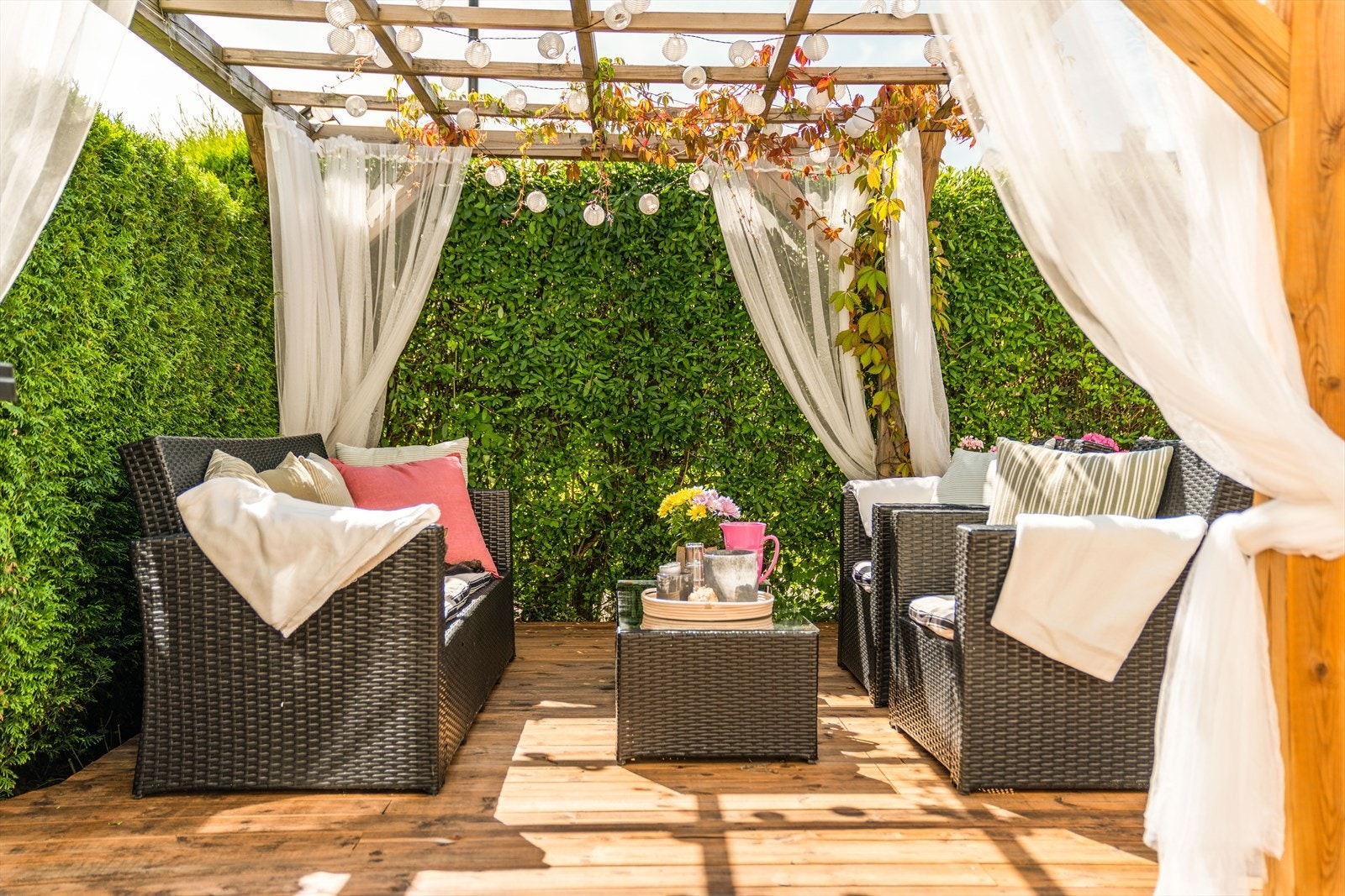 Det er plantet levegg og hekk for skjerming. Terrassen har god plass til utemøbler og grill. Galleribilde