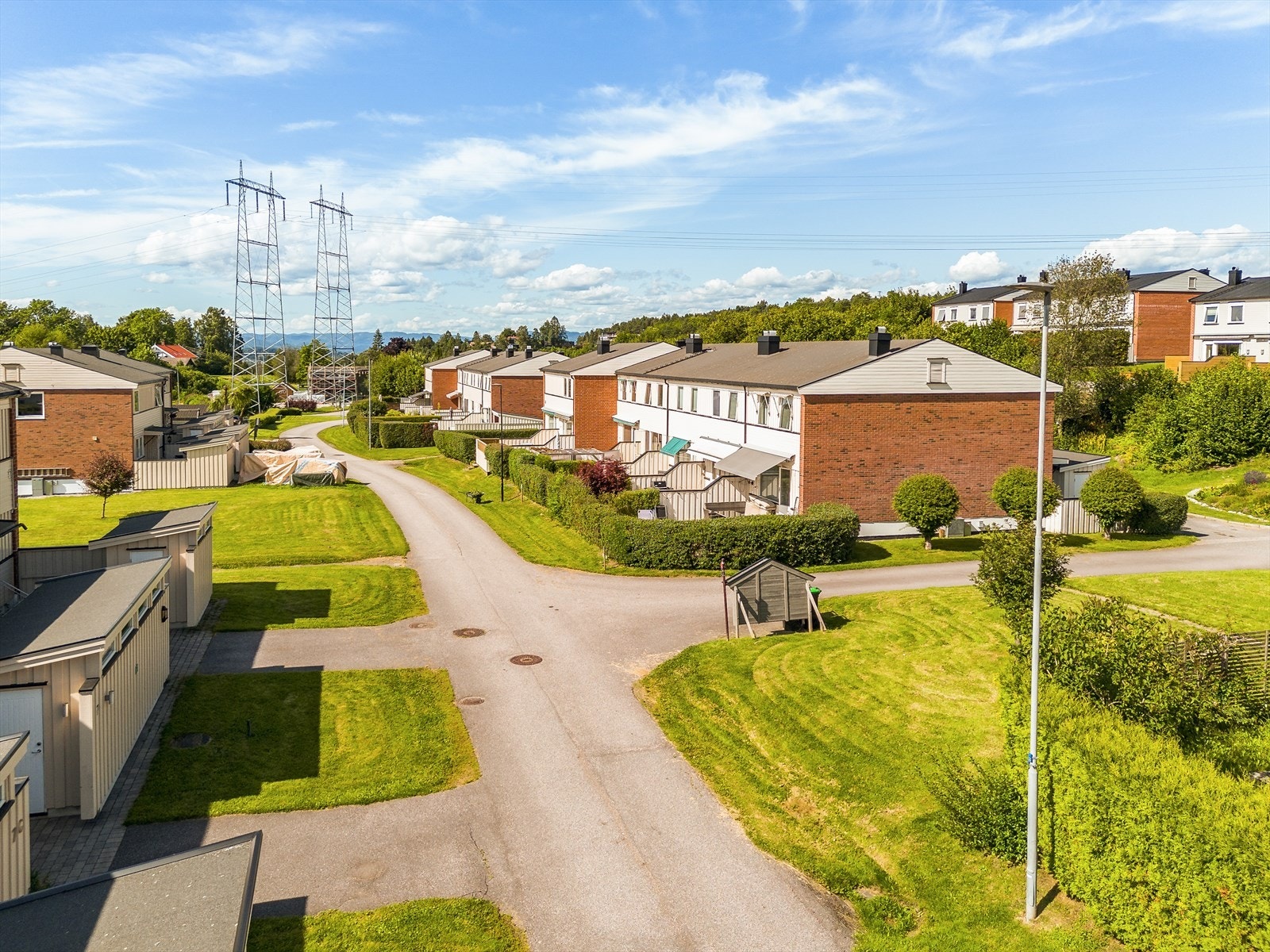 Området er barnevennlig uten gjennomgangstrafikk, og i gangavstand fra boligen finner du skoler og barnehager, samt idrettsanlegg. Galleribilde