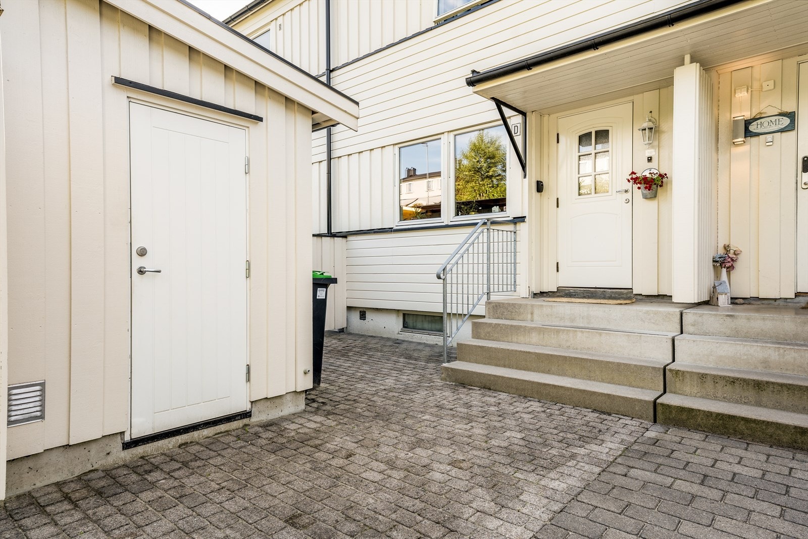 Leiligheten disponerer i tillegg en romslig bod med utvendig adkomst ved inngangspartiet. Galleribilde