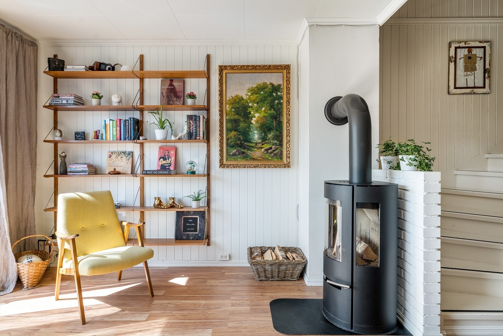 Med mulighet for vedfyring samt nye vinduer og dører er dette en energieffektiv bolig. Det er i tillegg varmepumpe i kjeller. Galleribilde