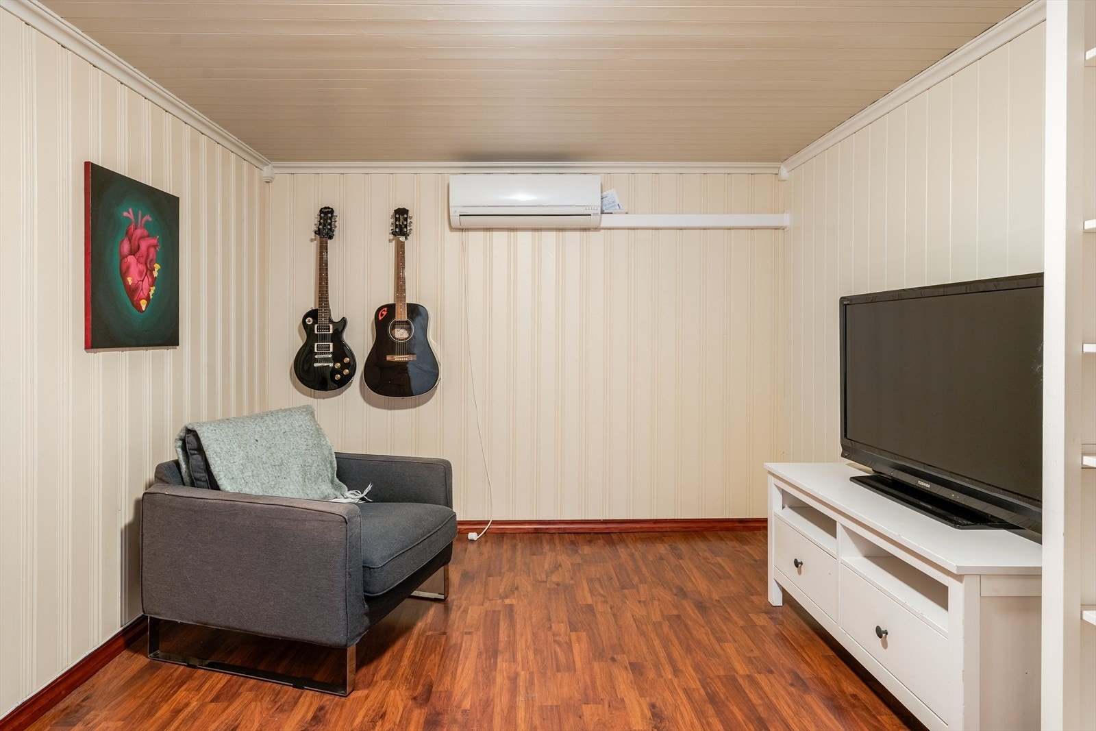 I kjeller er det innredet kjellerstue med varmepumpe og et hobbyrom. Galleribilde