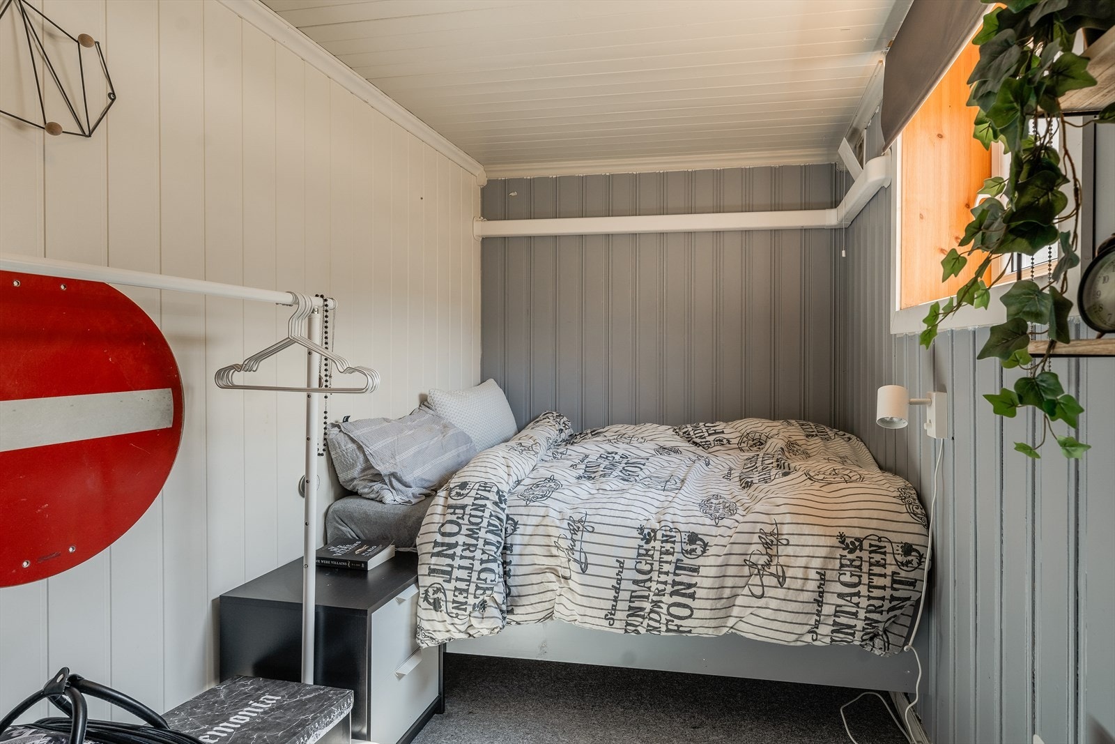 Kjellerstue og hobbyrom i underetasje er innredet og omgjort uten at dette er søkt om og uten at nødvendig godkjennelse er gitt av borettslaget/kommunen. Galleribilde