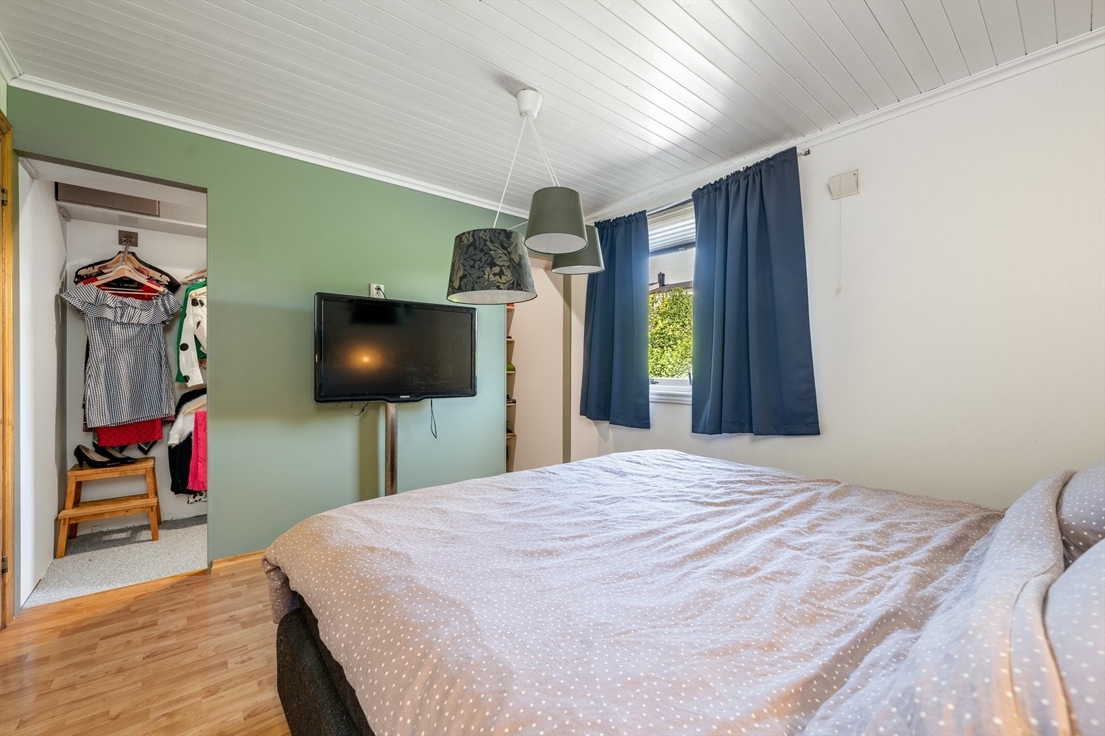 Hovedsoverommet har inngang til et praktisk garderoberom. Galleribilde