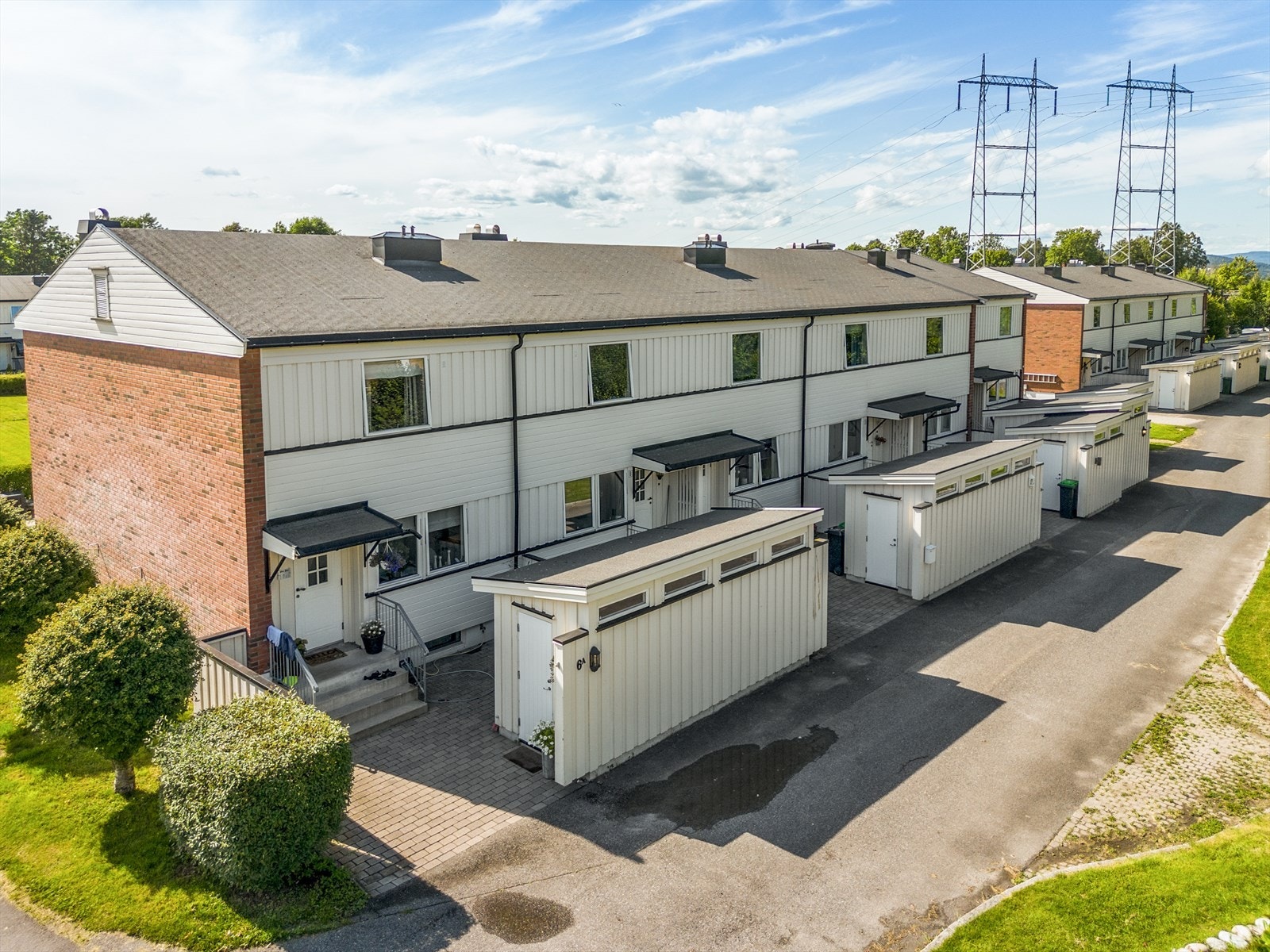 Tomten er pent opparbeidet med store grøntarealer og lekeområder, samt asfalterte internveier og parkeringsplasser. Galleribilde