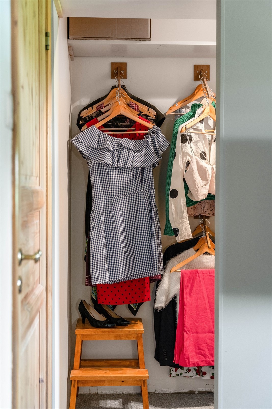 Garderoberom med hylle og heng. Galleribilde