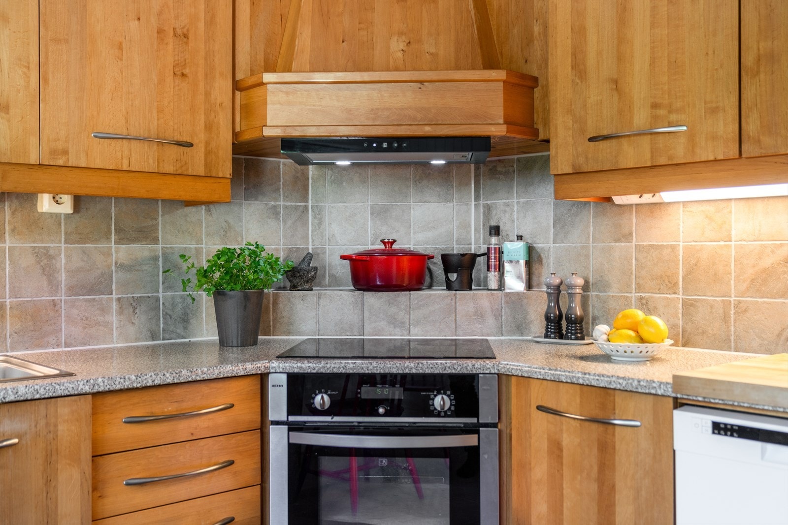 Ventilator over stekesone med avtrekk ut. Galleribilde