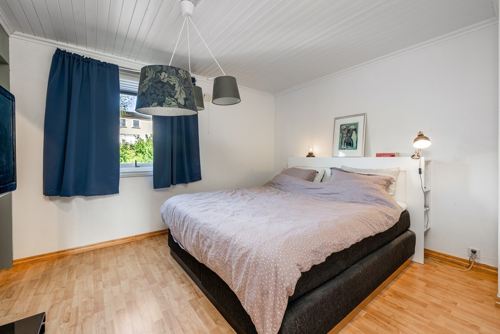 Hovedsoverommet er romslig med god plass til dobbeltseng. Galleribilde