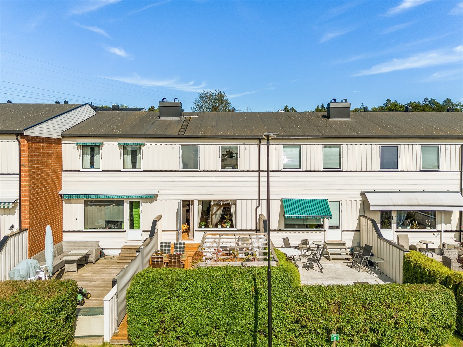 Stor, vestvendt uteplass. Galleribilde