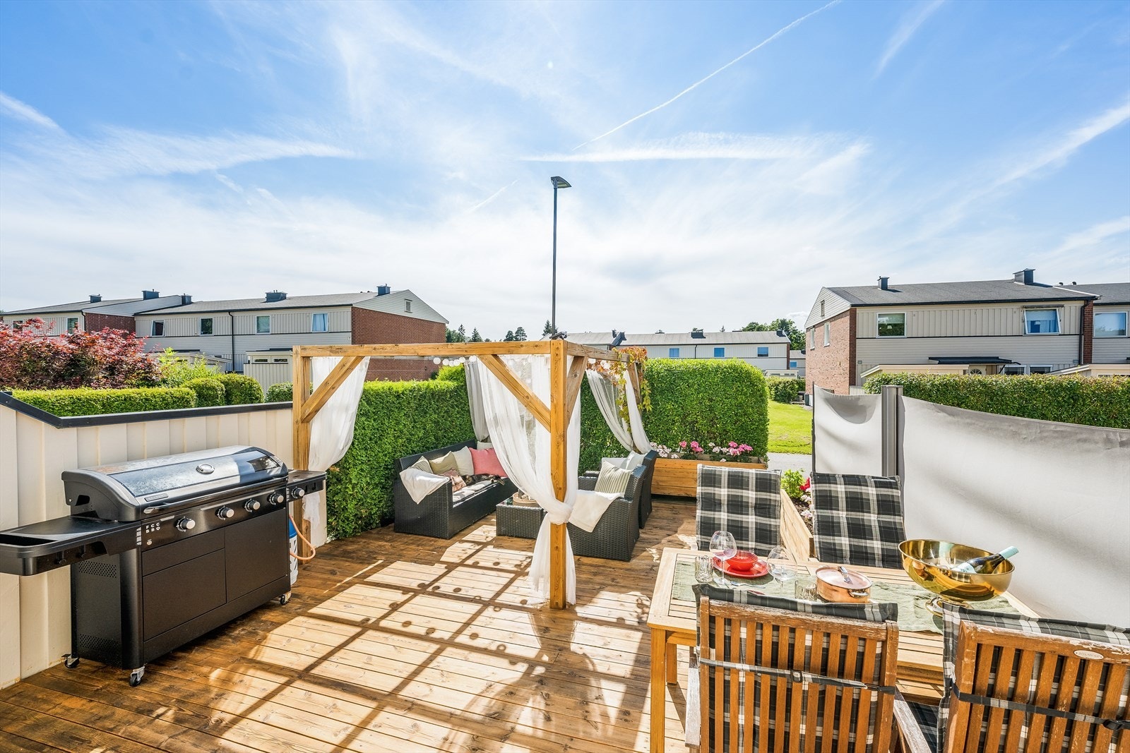 EiendomsMegler1 v/ Tonje Nystad presenterer Kløvervegen 6D! Meget pent og innholdsrikt rekkehus. Nydelig, vestvendt uteplass med pergola! Galleribilde