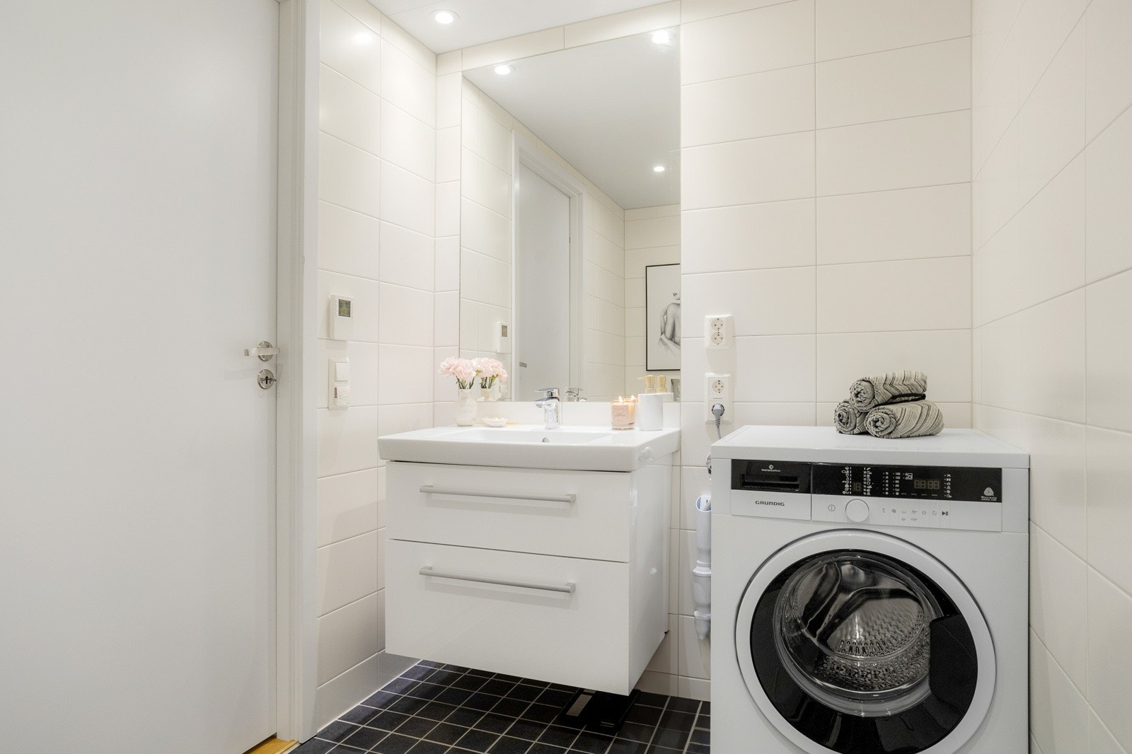 God plass til vaskemaskin på badet i hovedetasjen Galleribilde