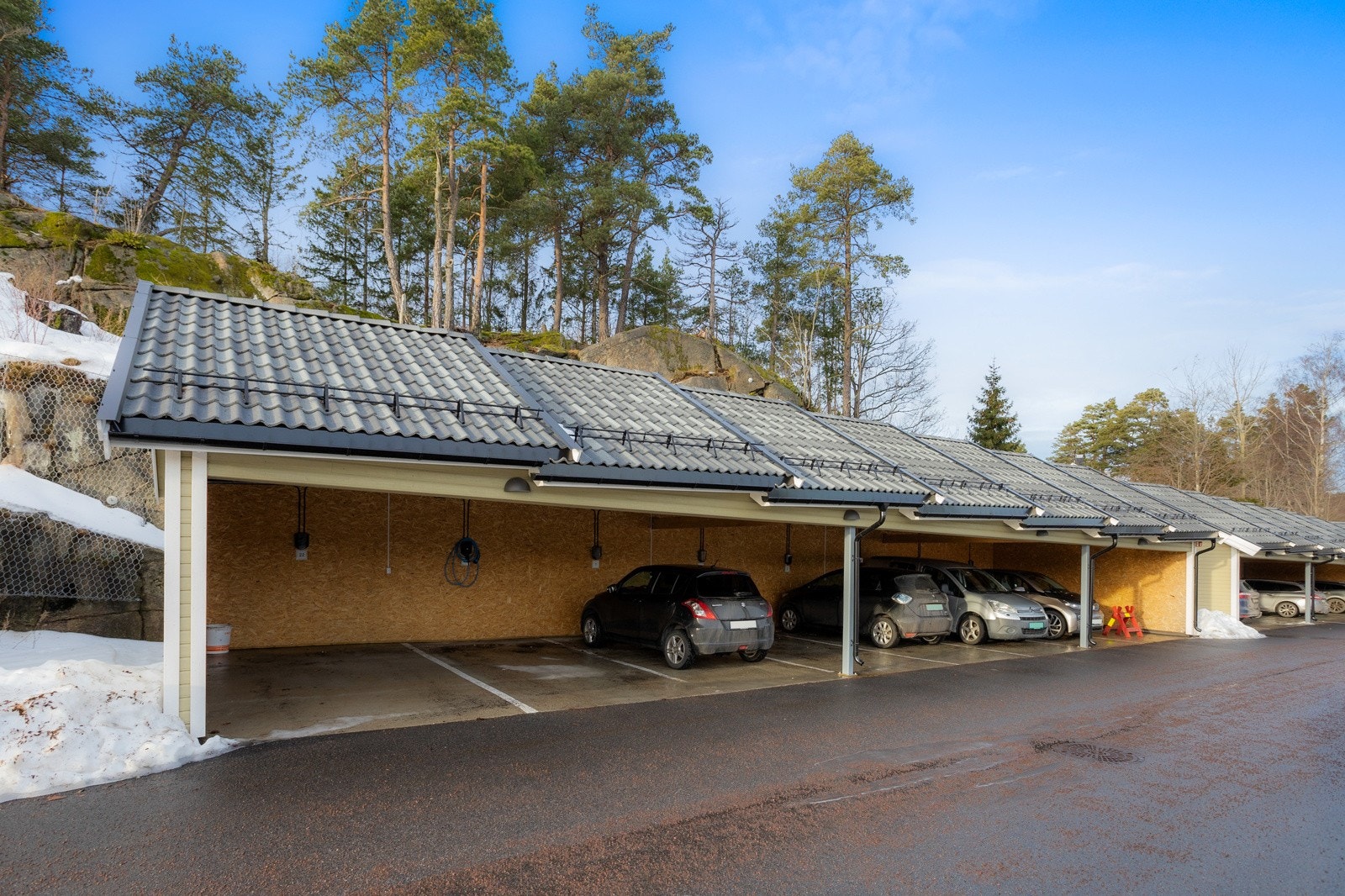 Carport med elbil lader Galleribilde