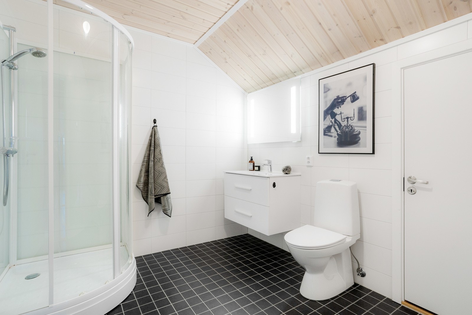 Badet oppe er i samme lekre utførelse - Badet er innredet med dusjkabinett Galleribilde
