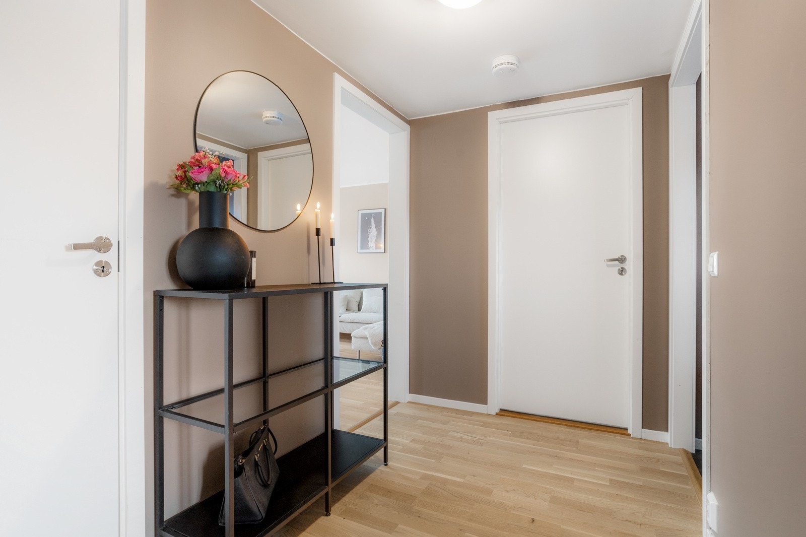 Hall med inngang til soverommene, bod og bad Galleribilde