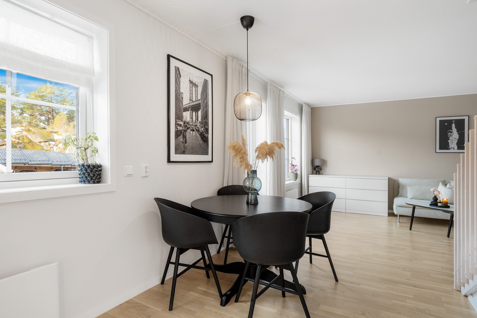 Stuen har gode lysforhold via store vindusflater Galleribilde