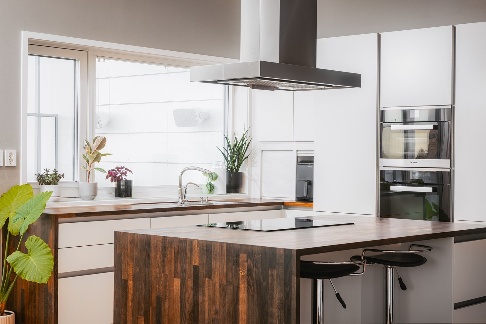 Kjøkkenet er en sentral del av boligen, og her har man ikke spart på noe Galleribilde