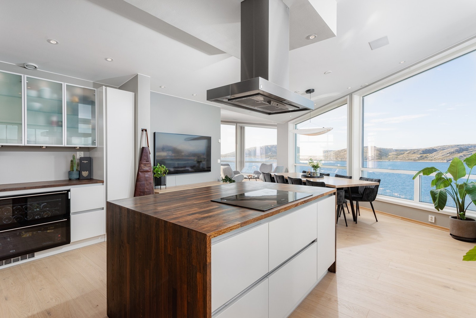 Belysningen er gjennomtenkt, med innfelte downlights som gir godt arbeidslys Galleribilde