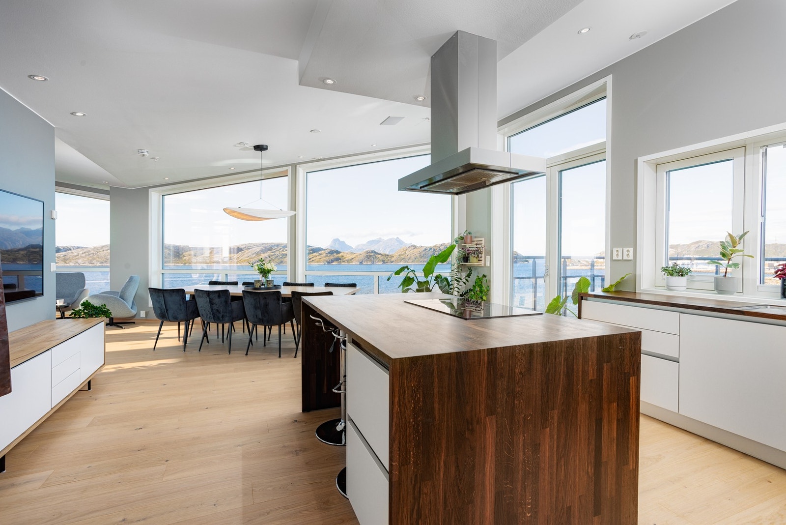 Den åpne løsningen mot stuen gjør at du kan være en del av samtalen mens du lager mat Galleribilde