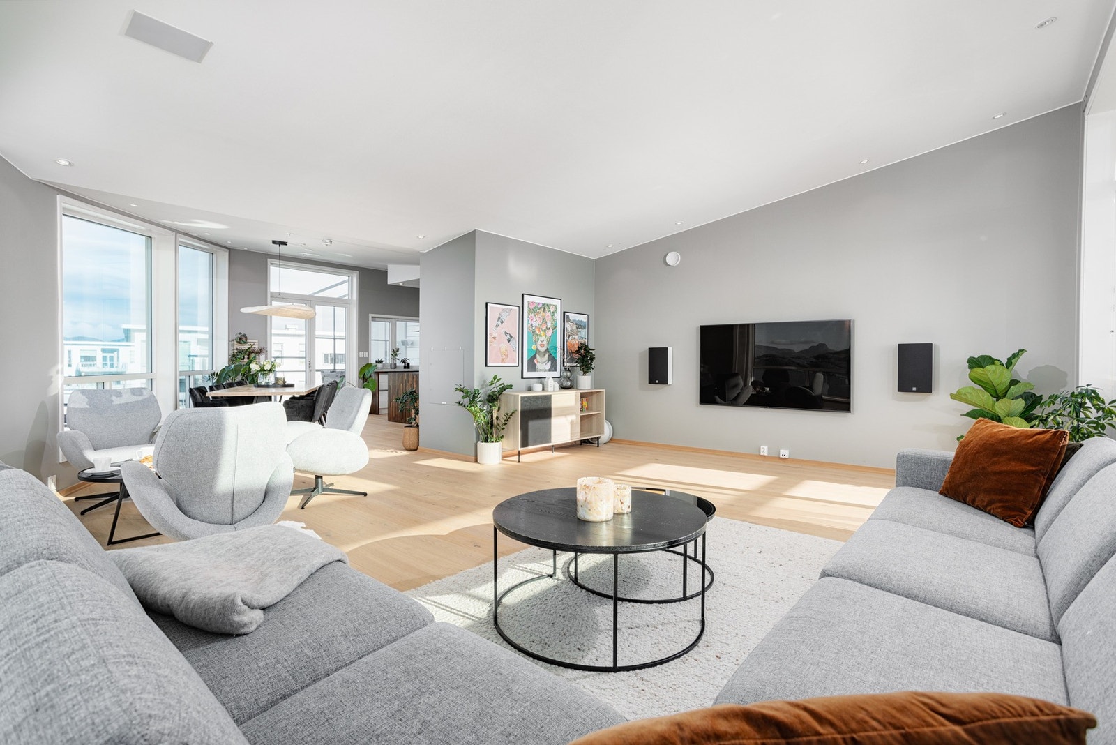 De lyse veggene og den 1-stavs eikeparketten gir en lun og eksklusiv følelse Galleribilde