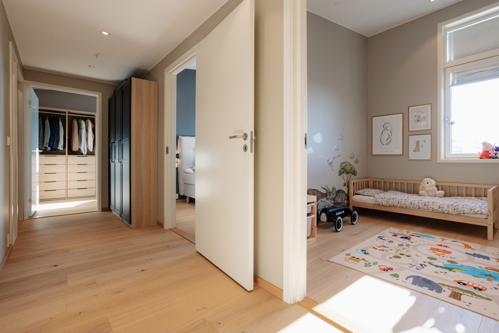 Leiligheten har tre romslige soverom, alle innredet med tanke på komfort og funksjonalitet Galleribilde