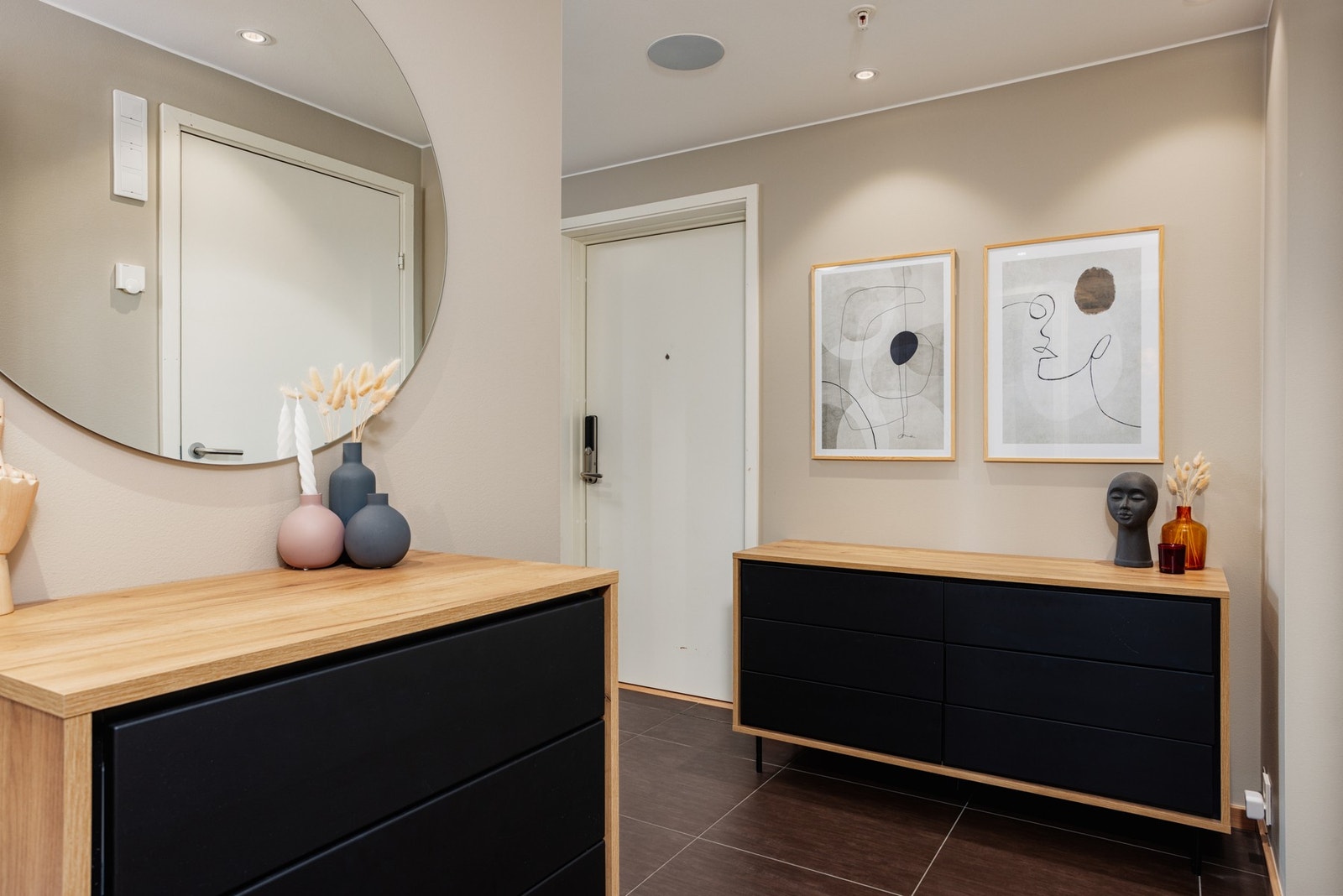 Vi går videre inn til soverommene fra entrè Galleribilde