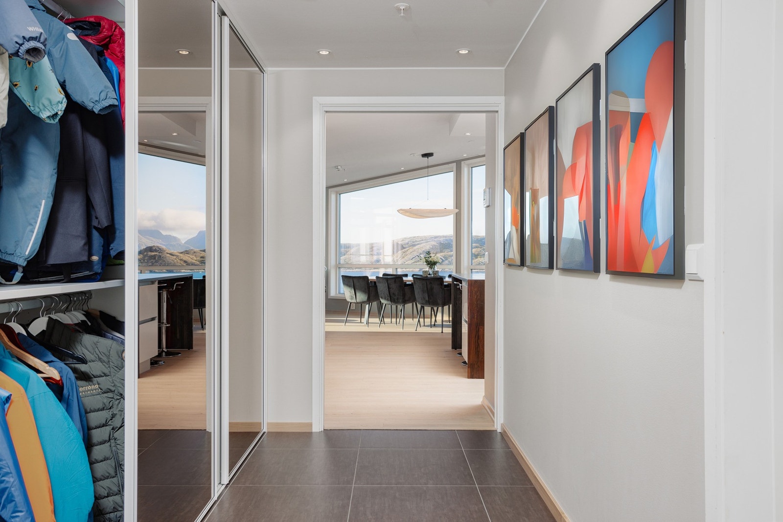 Romslig entré med gode oppbevaringsmuligheter. Galleribilde