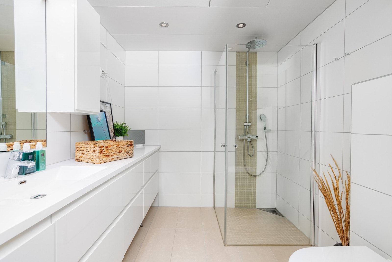 Høy standard med dusjløsning stilren innredning Galleribilde