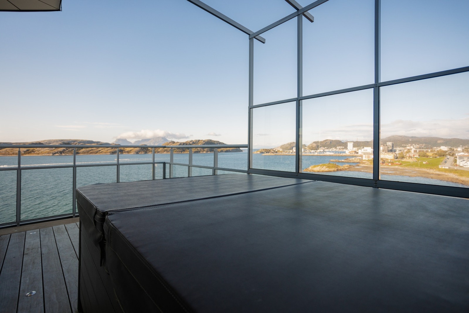 Jacuzzi er etablert på den andre balkongen Galleribilde