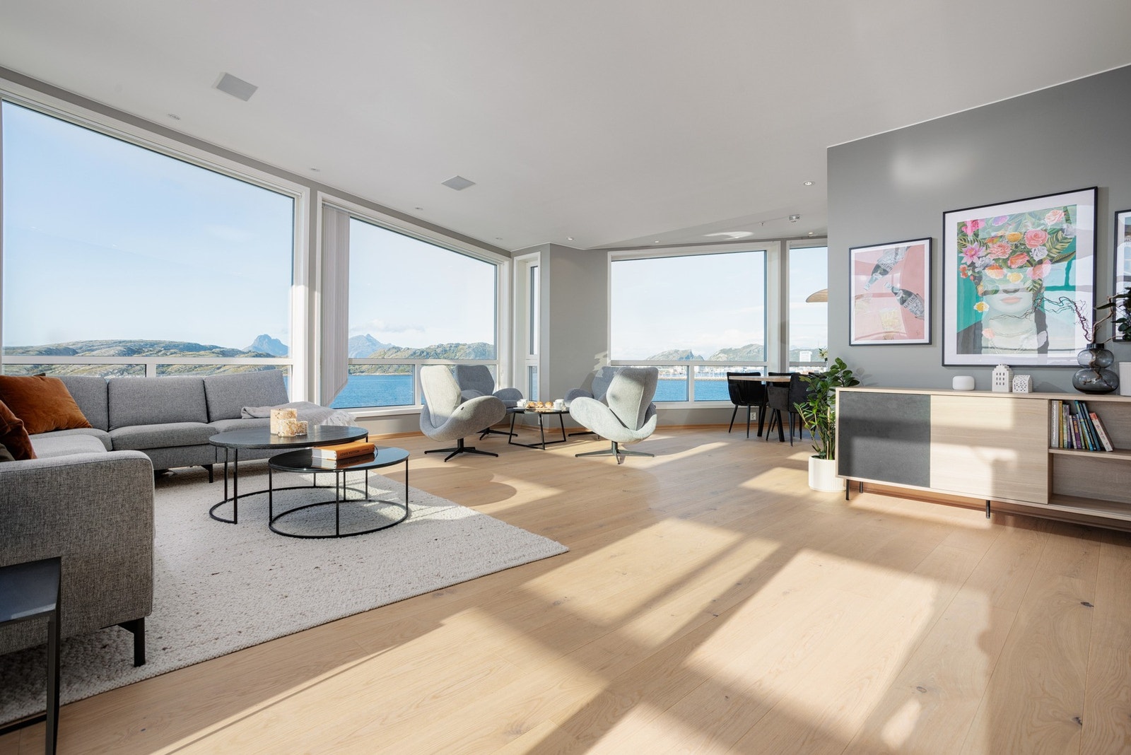 Stuen er romslig og har god plass til både en stor sofagruppe Galleribilde