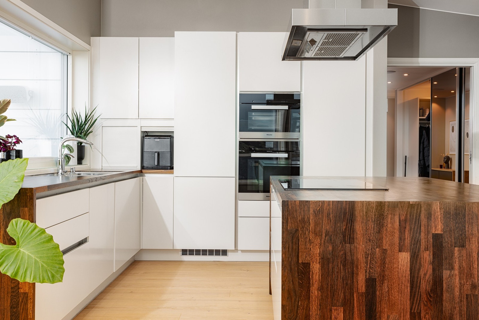 Kjøkkenet er ikke bare en arbeidsplass, men en samlingsplass hvor familie og venner kan samles over gode måltider Galleribilde