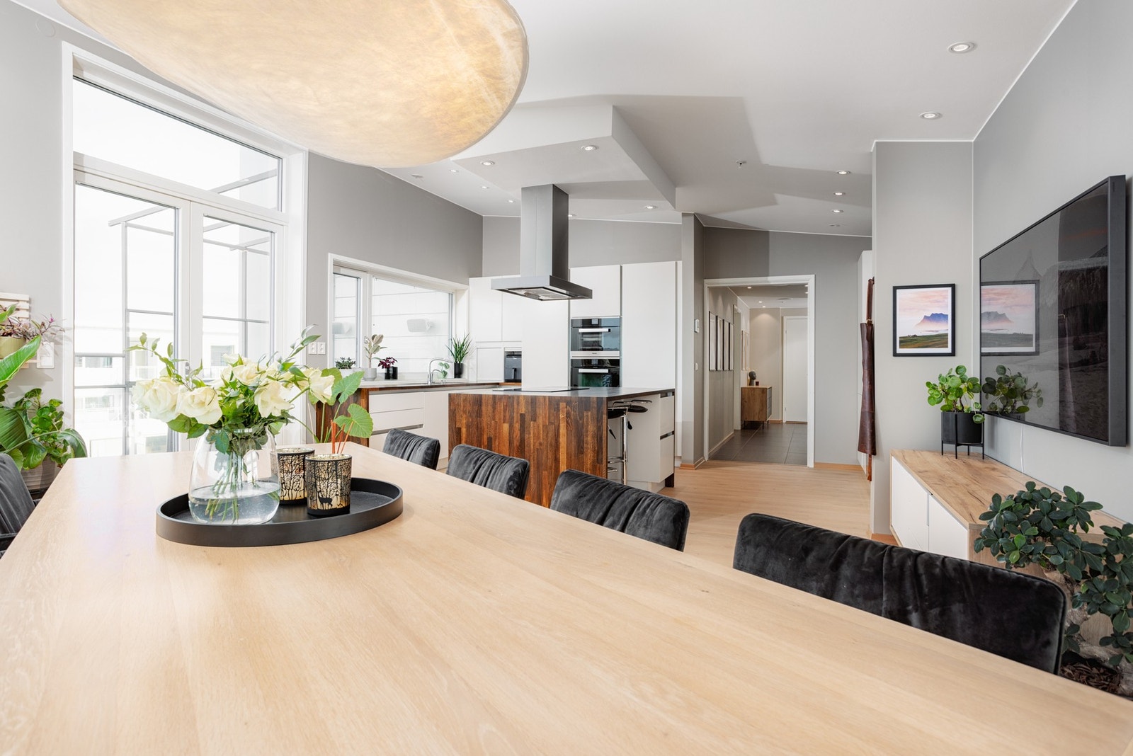 Den åpne løsningen mot stuen gjør at du kan være en del av samtalen mens du lager mat Galleribilde