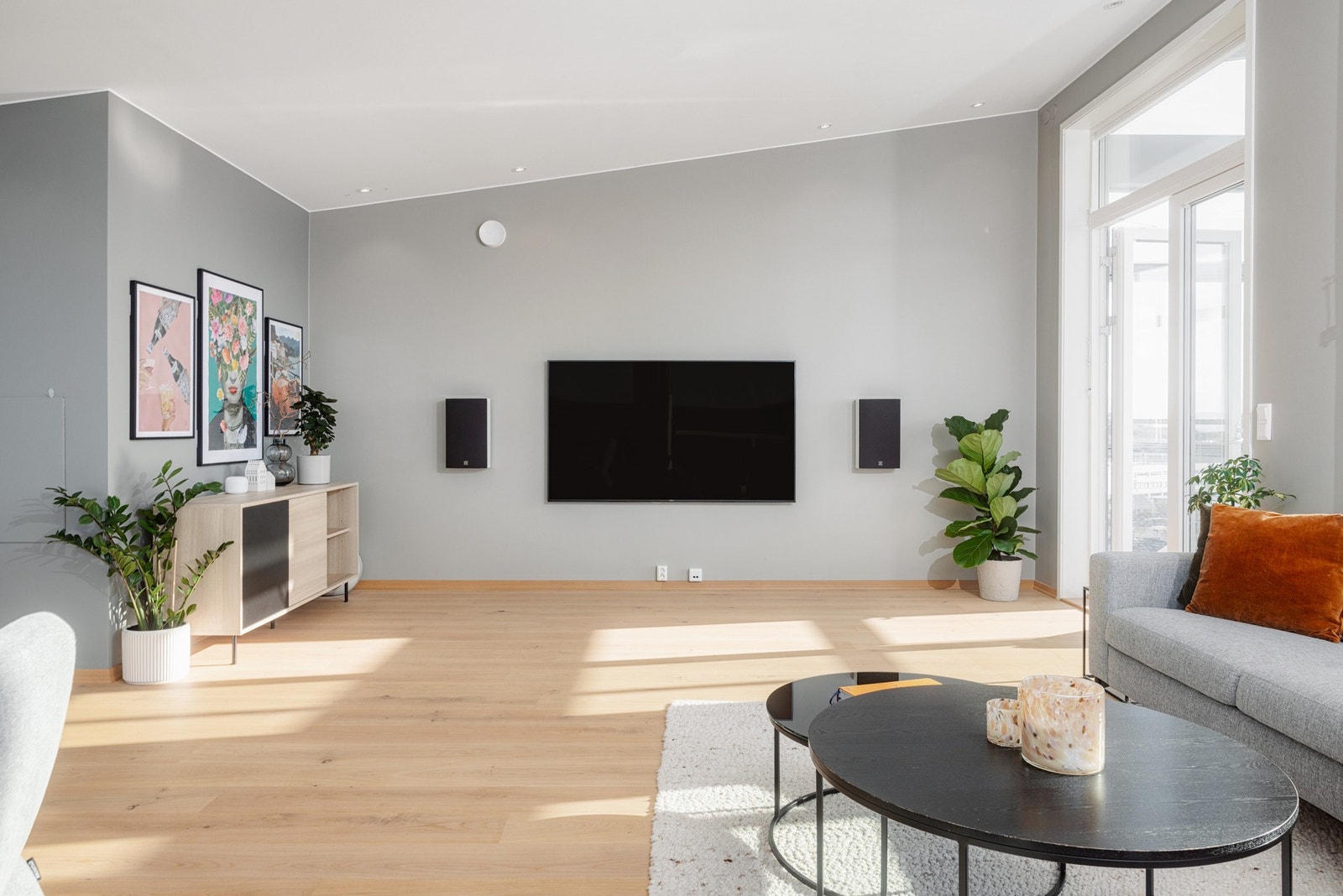 Fra stuen har du direkte utgang til en vestvendt, innglasset balkong Galleribilde