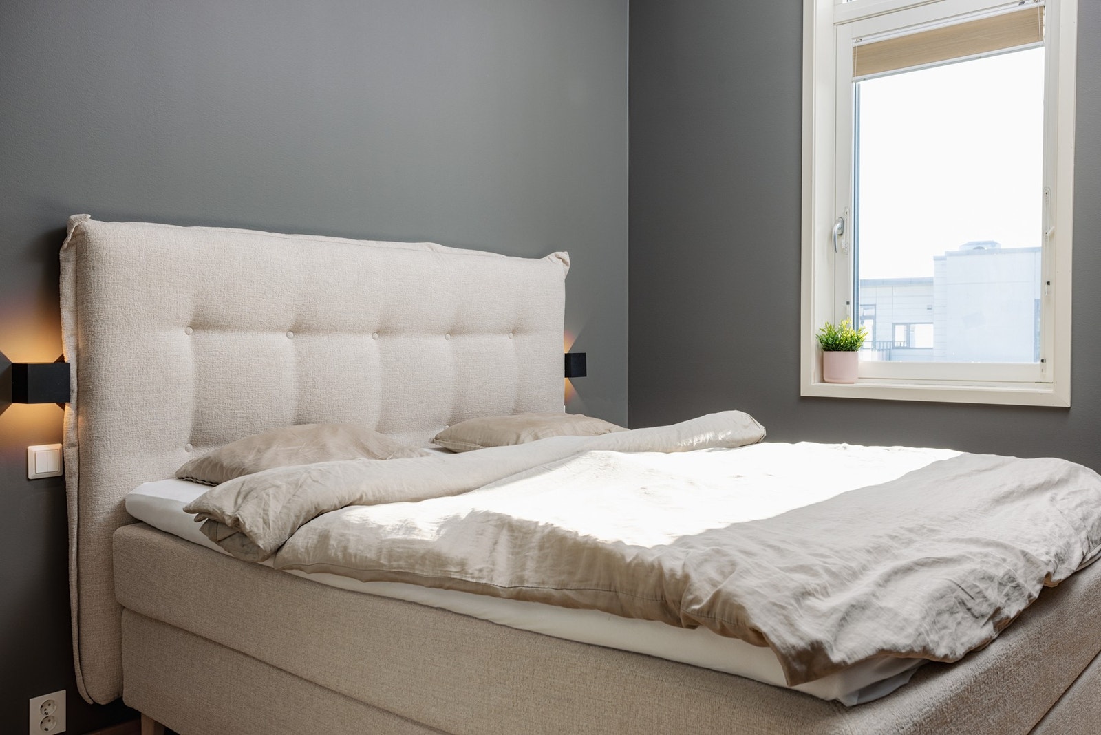 Hovedsoverommet er en oase av ro og luksus, med god plass til en stor dobbeltseng Galleribilde