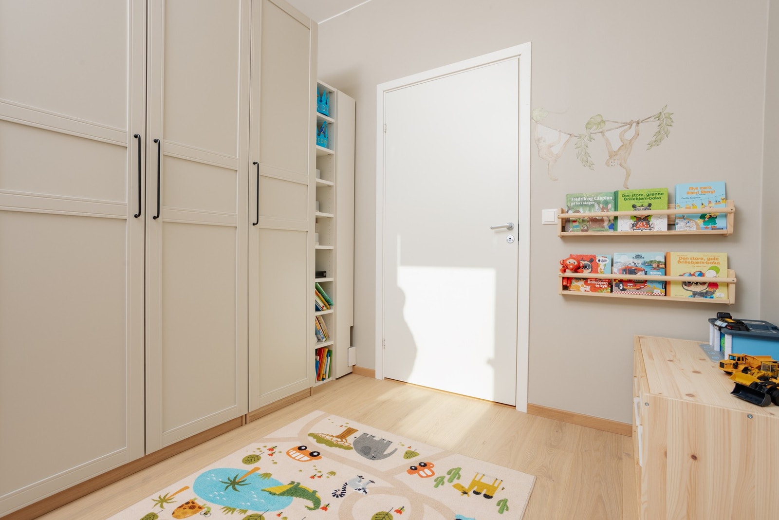 Disse rommene har også store vinduer som gir godt med dagslys Galleribilde