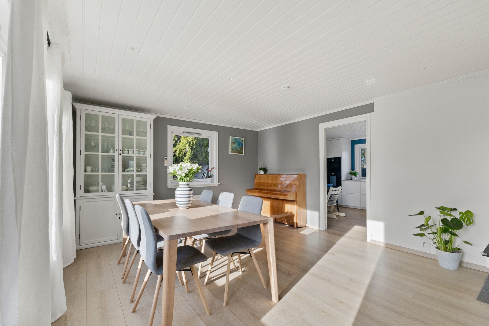 Fra stuen er det direkte utgang til en stor terrasse på hele 28 kvm - perfekt for hyggelige sammenkomster eller rolige kvelder utendørs. Galleribilde