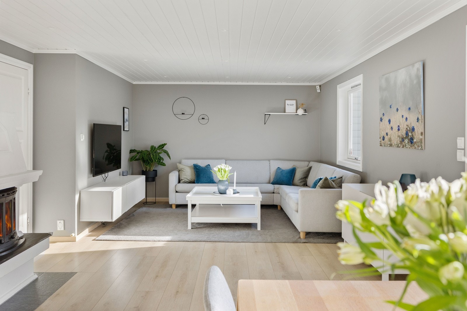 Romslig stue som slipper inn rikelig med naturlig lys. Galleribilde