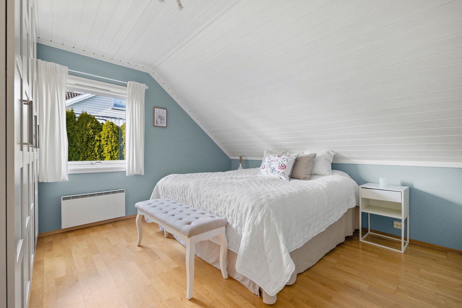 Hovedsoverommet har garderobeskap og plass til en stor dobbeltseng Galleribilde