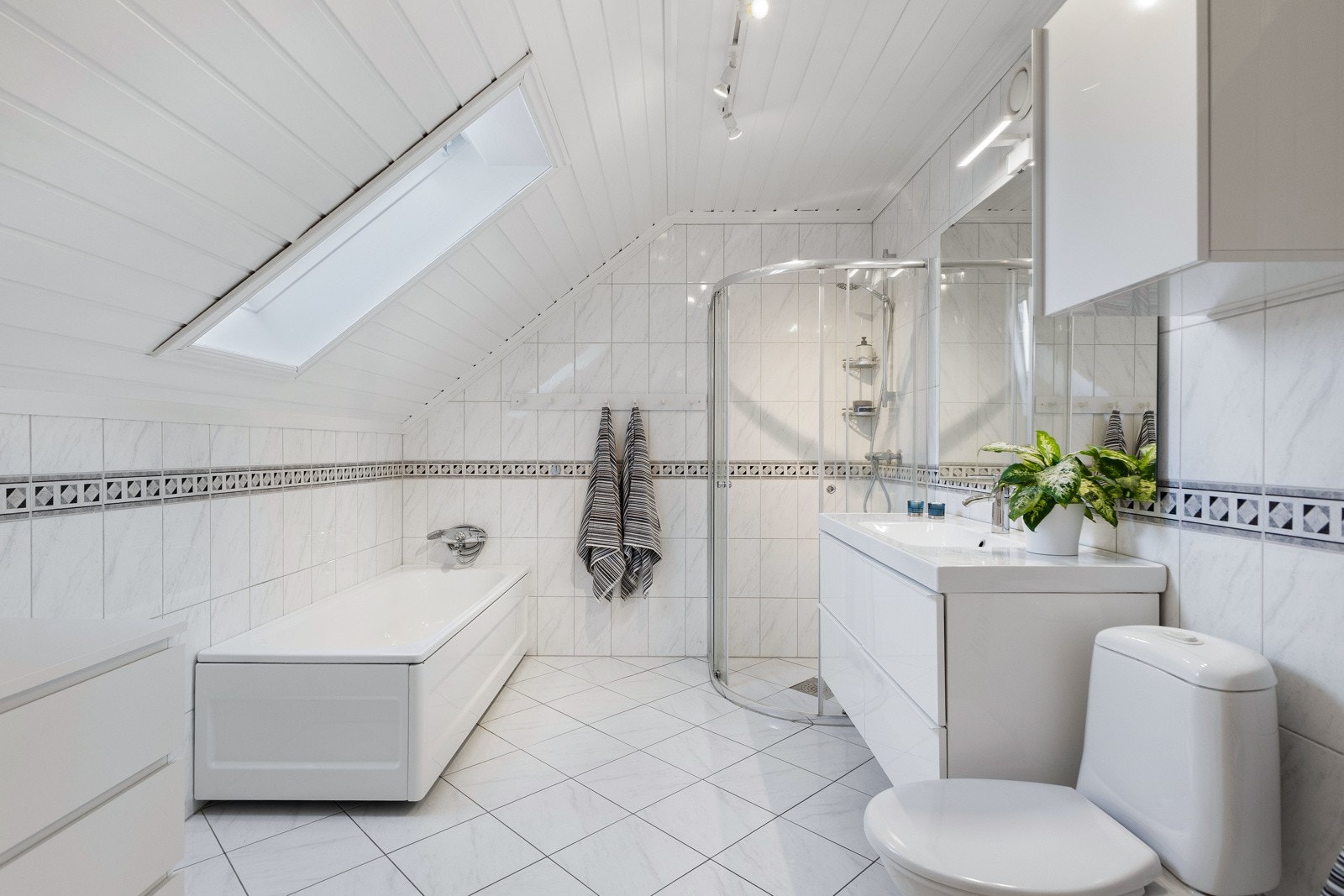 Hovedbadet i andre etasje har fliser på både gulv og vegger, gulvvarme og mekanisk avtrekk Galleribilde