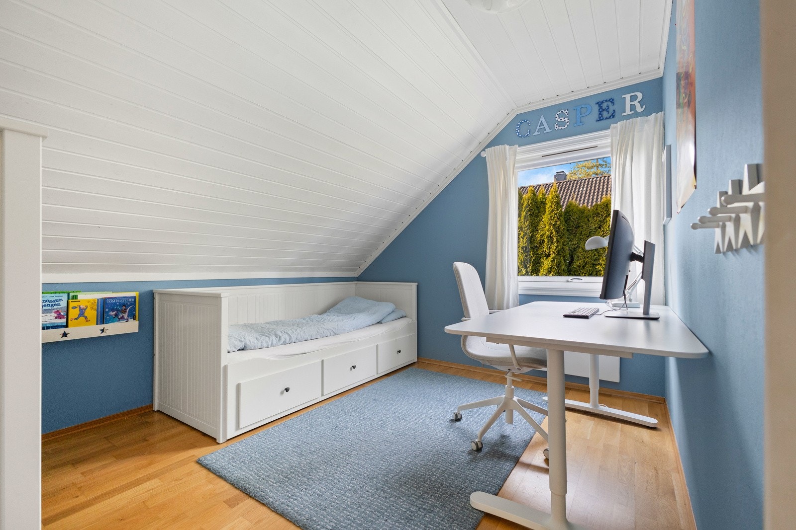 Soverom 2 med god plass til seng, garderobeskap og skrivepult Galleribilde
