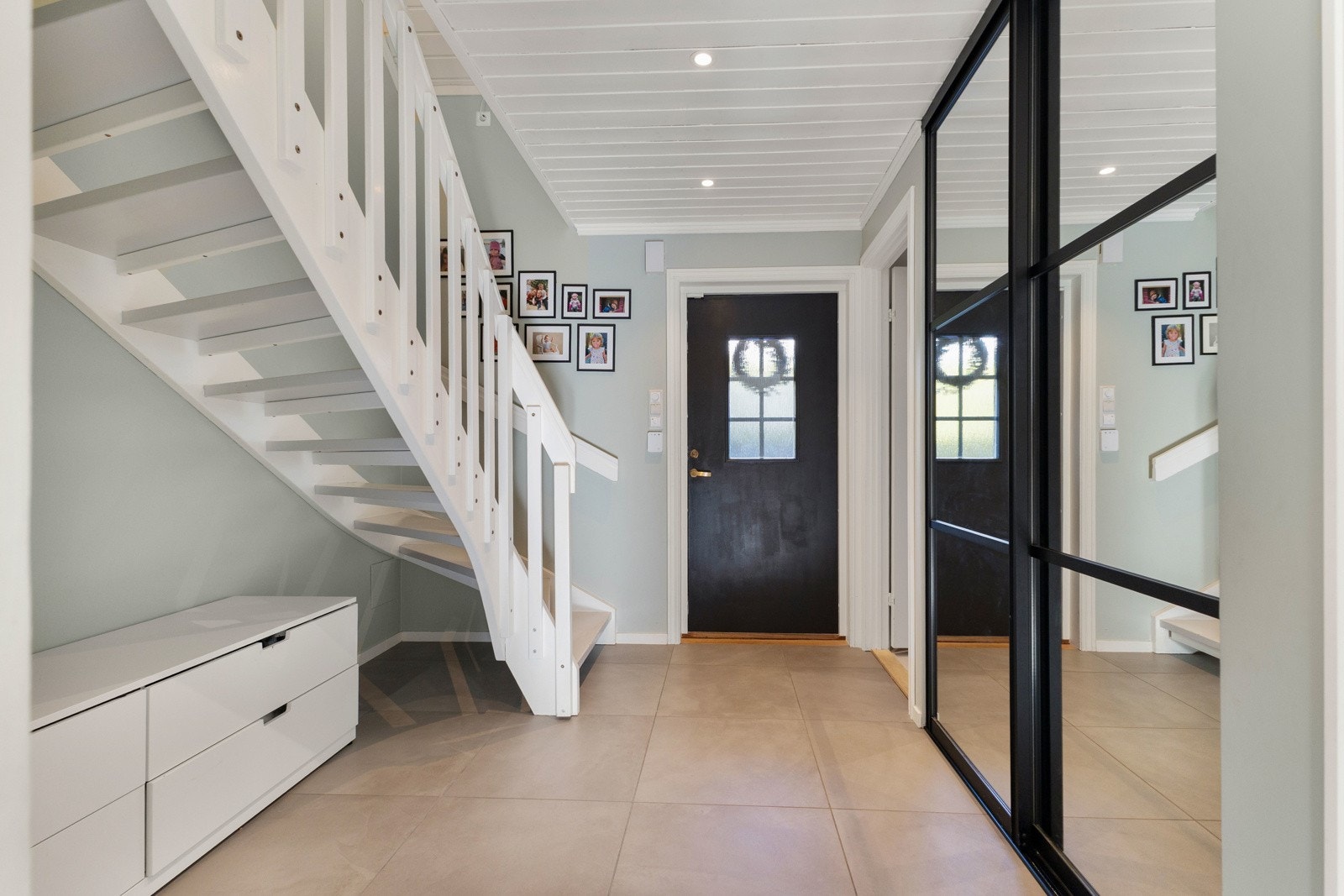 Boligen har en innbydende entré med god plass til både skotøy og yttertøy. Galleribilde