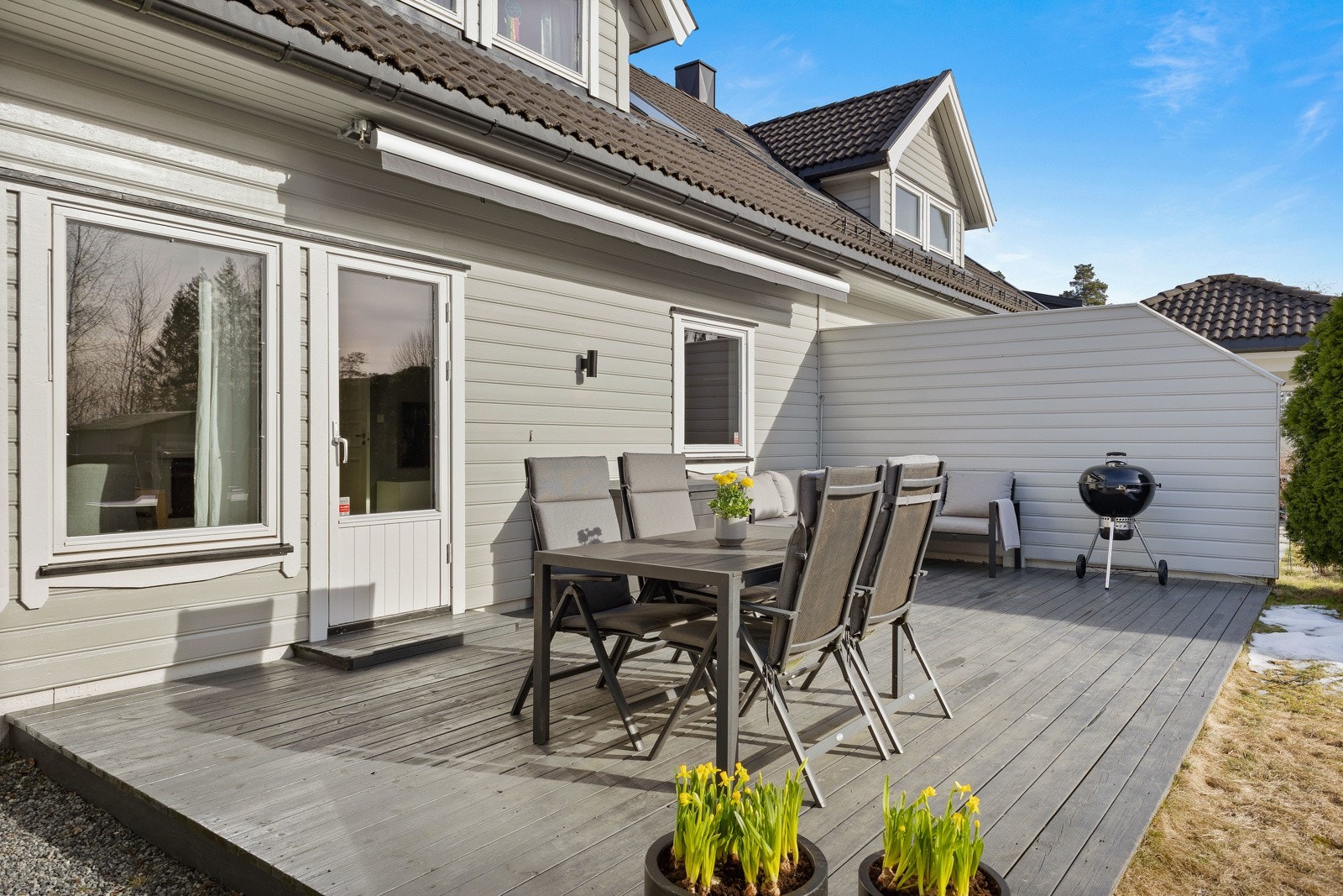 Boligen har en solrik terrasse på 28 kvm med levegg og solmarkise Galleribilde