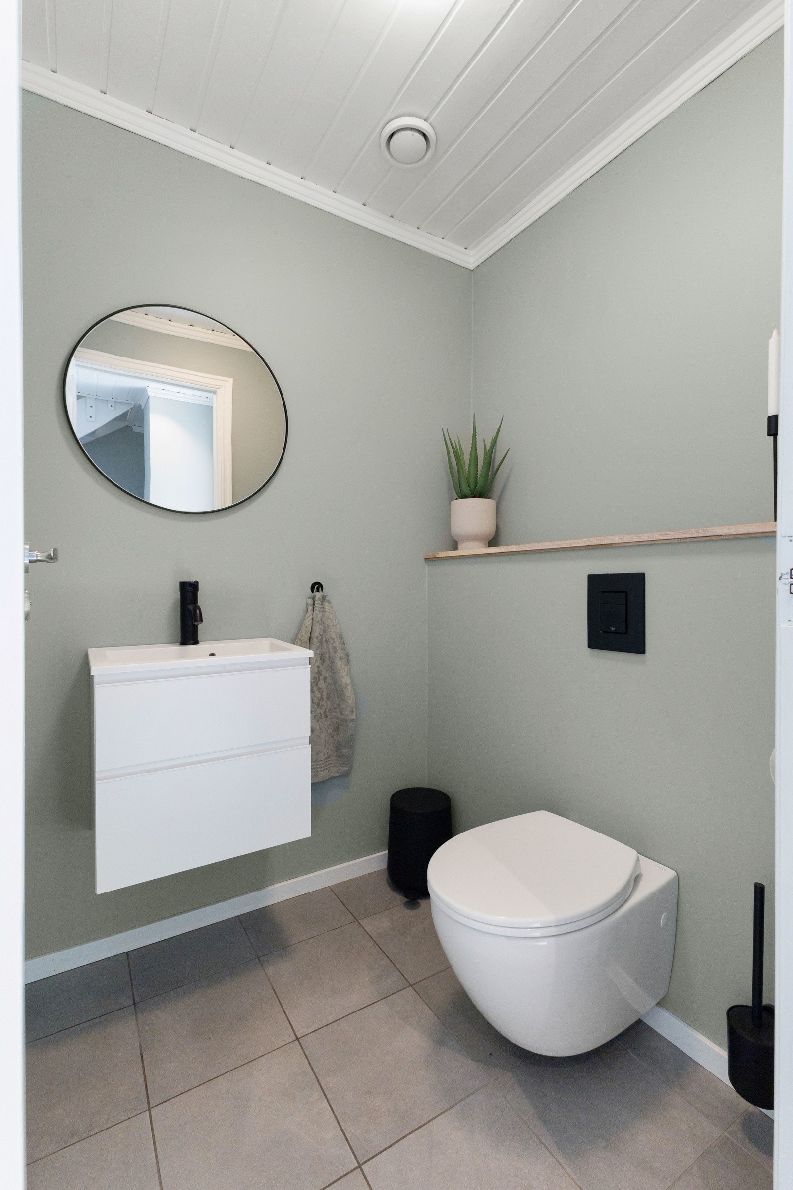 Moderne toalettrom i første etasje. Galleribilde