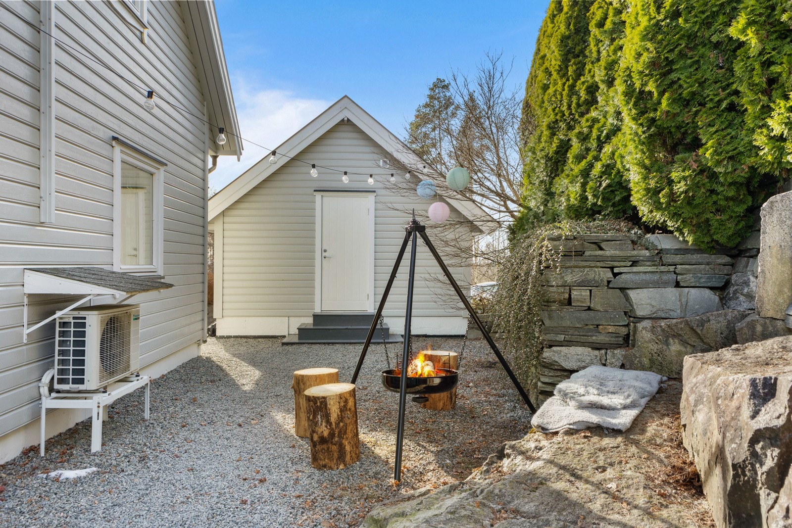 Idyllisk uteplass på siden av huset som egner seg godt med bålpanne og kos Galleribilde