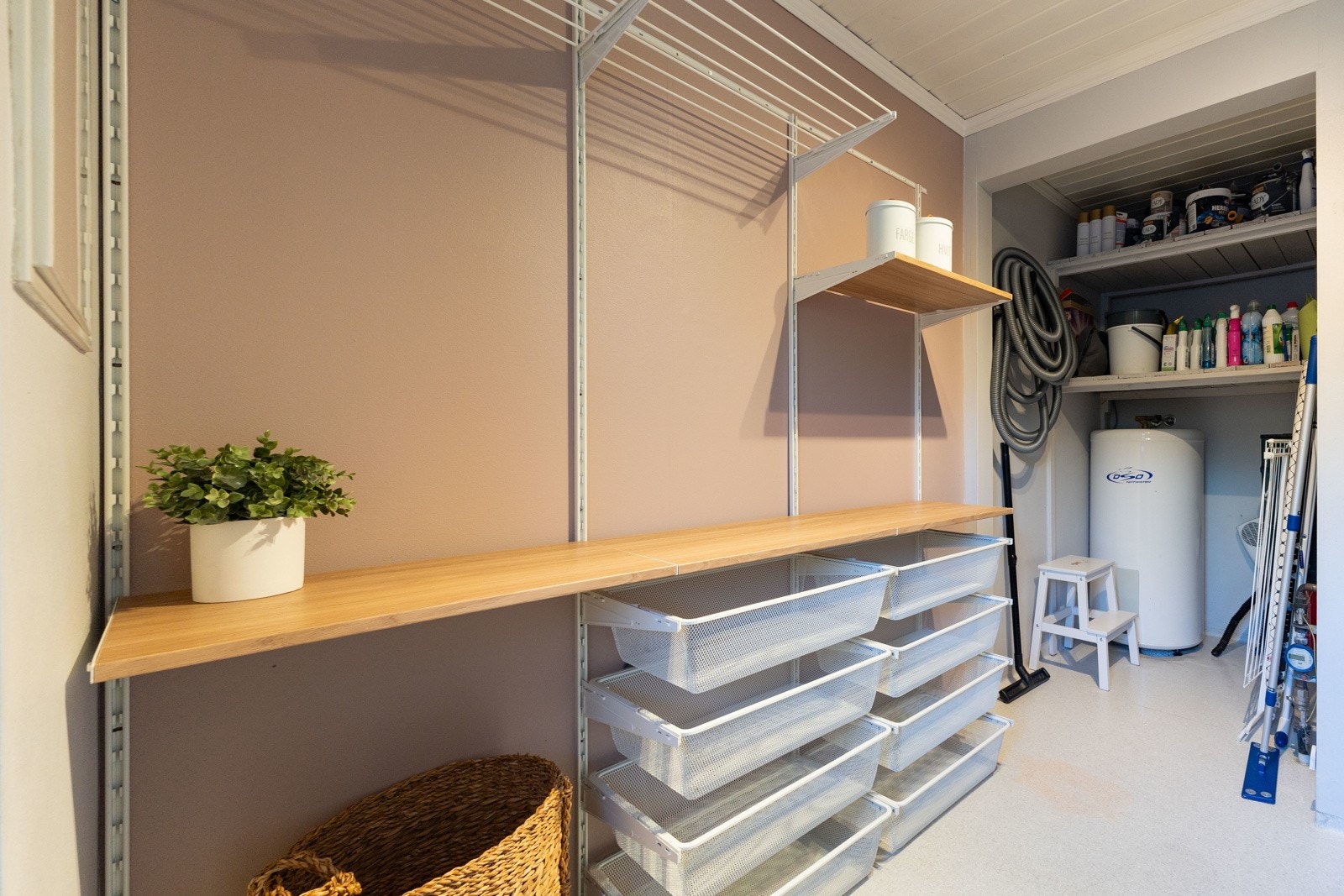 Praktisk vaskerom med plass til vaskemaskin, tørketrommel og fryseskap. Galleribilde