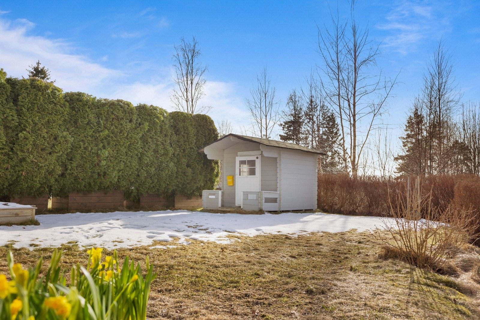 Praktisk med hage både foran og bak med ulike soner for sol og lek. Galleribilde