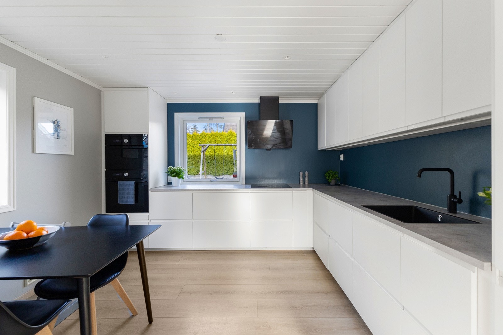 Kjøkkenet er moderne og funksjonelt med innredning fra 2020 Galleribilde