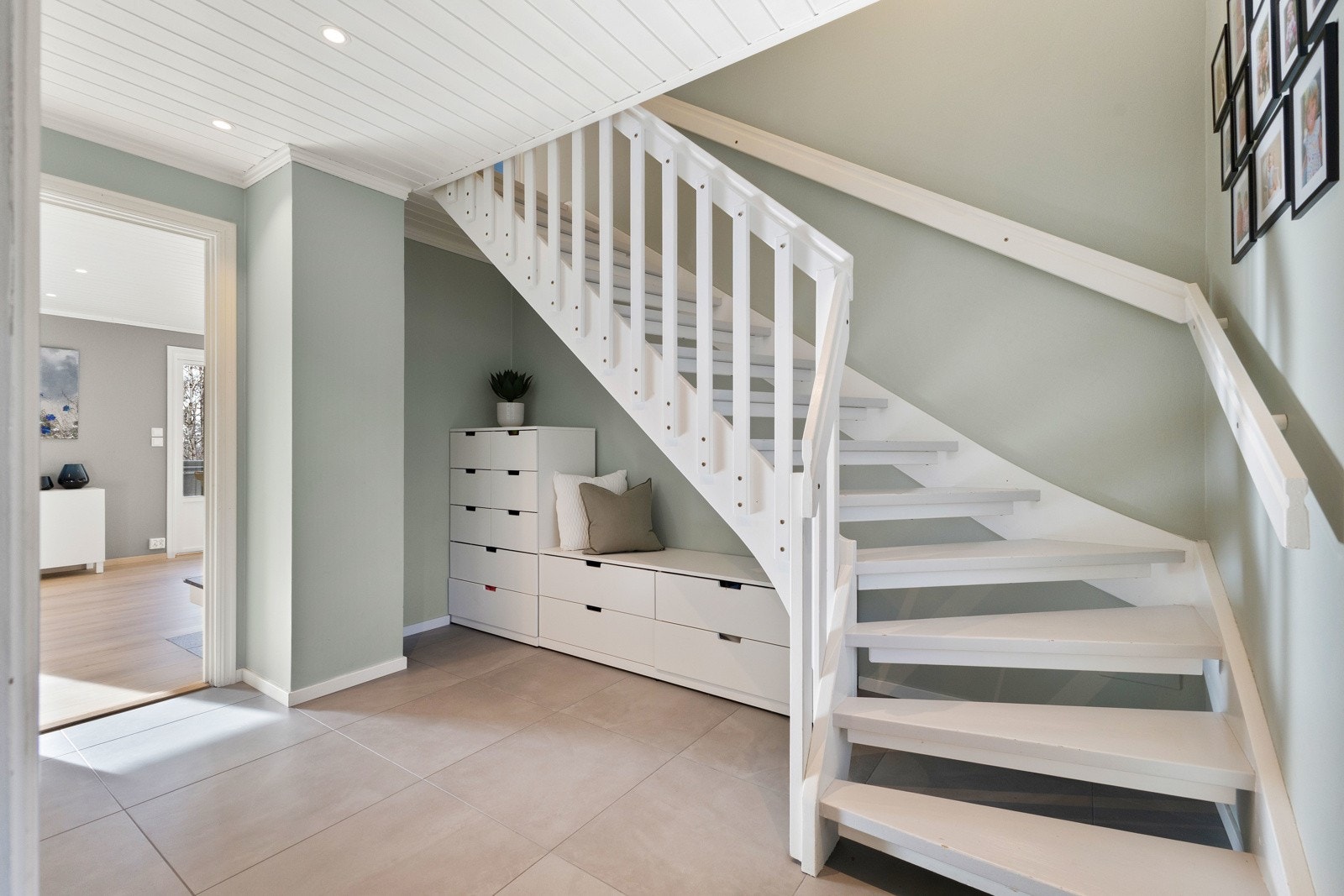 Trapp opp til boligens hovedbad og alle soveromene. Galleribilde