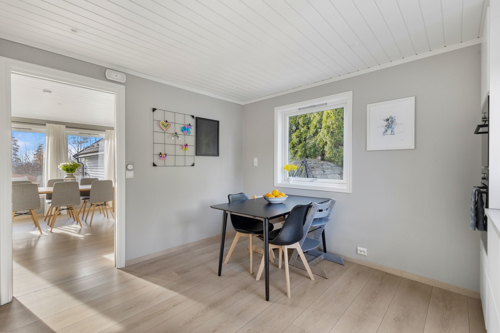 Kjøkken med plass til eget spisested. Galleribilde