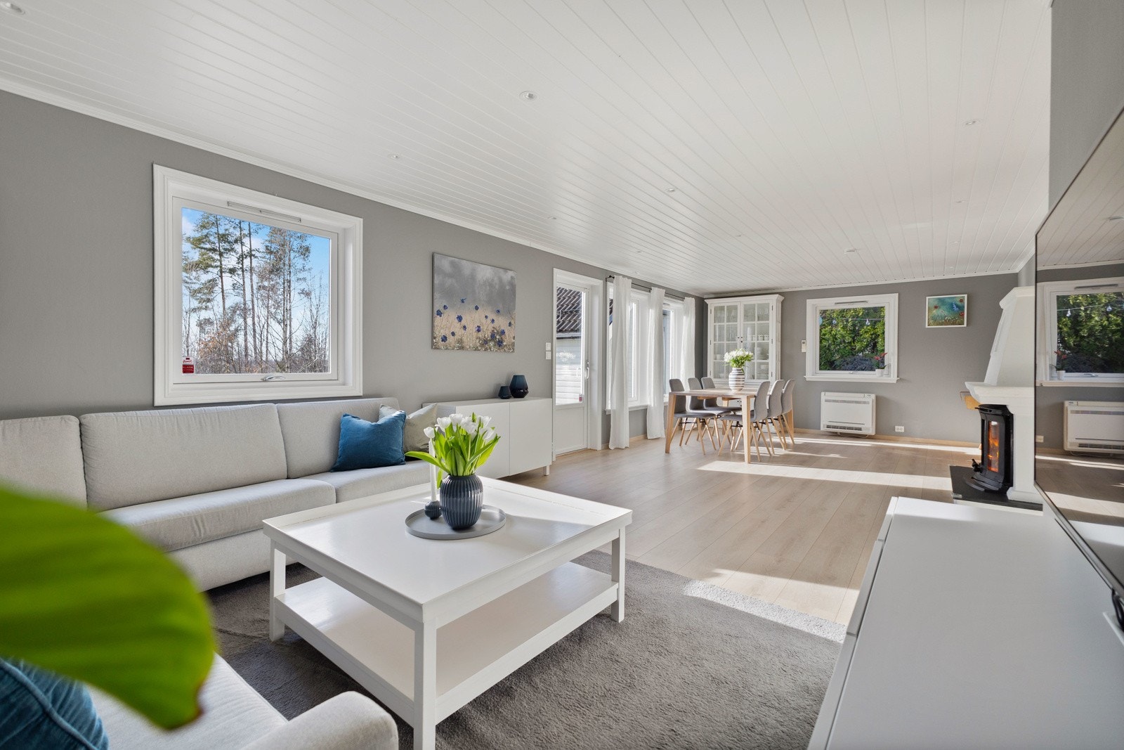 Boligen varmes med varmepumpe, peis og deilig gulvvarme. Galleribilde