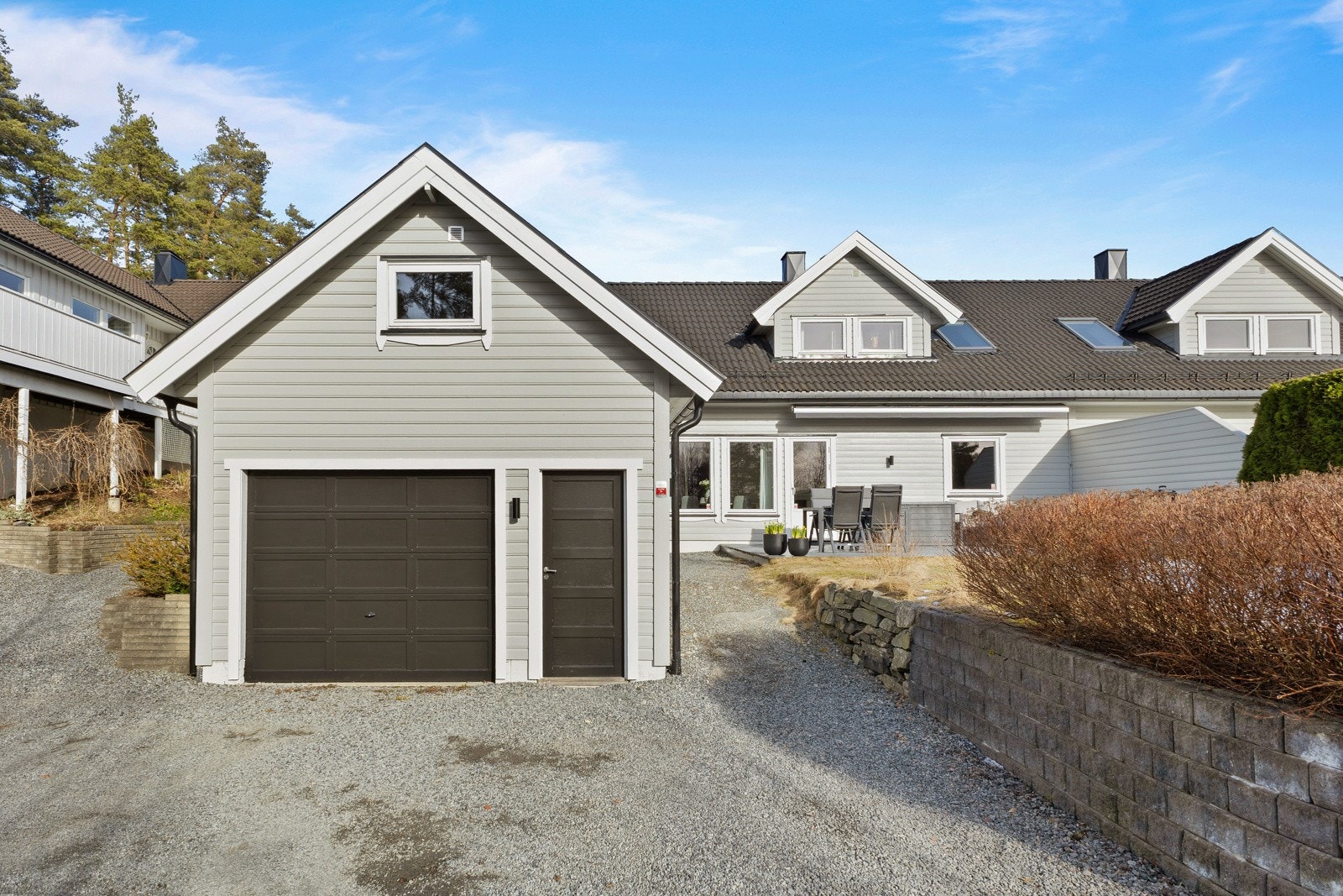 Garasje med plass til en bil og lagring på loft. Galleribilde